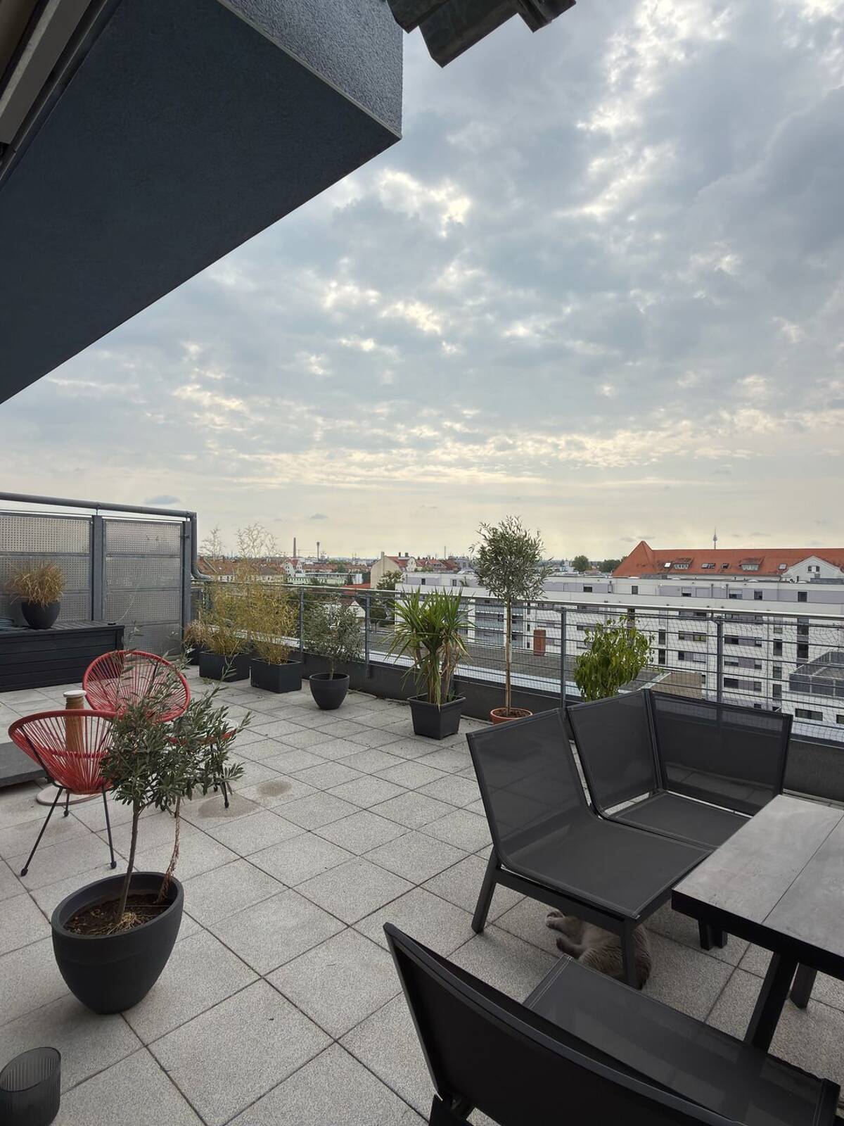Über den Dächern von Fürth – 2-Zimmer-Wohnung mit 45 m² Süd-Dachterrasse, Klimaanlage & 2 Stellplätzen – 90763 Fürth – Bild 1 von 8