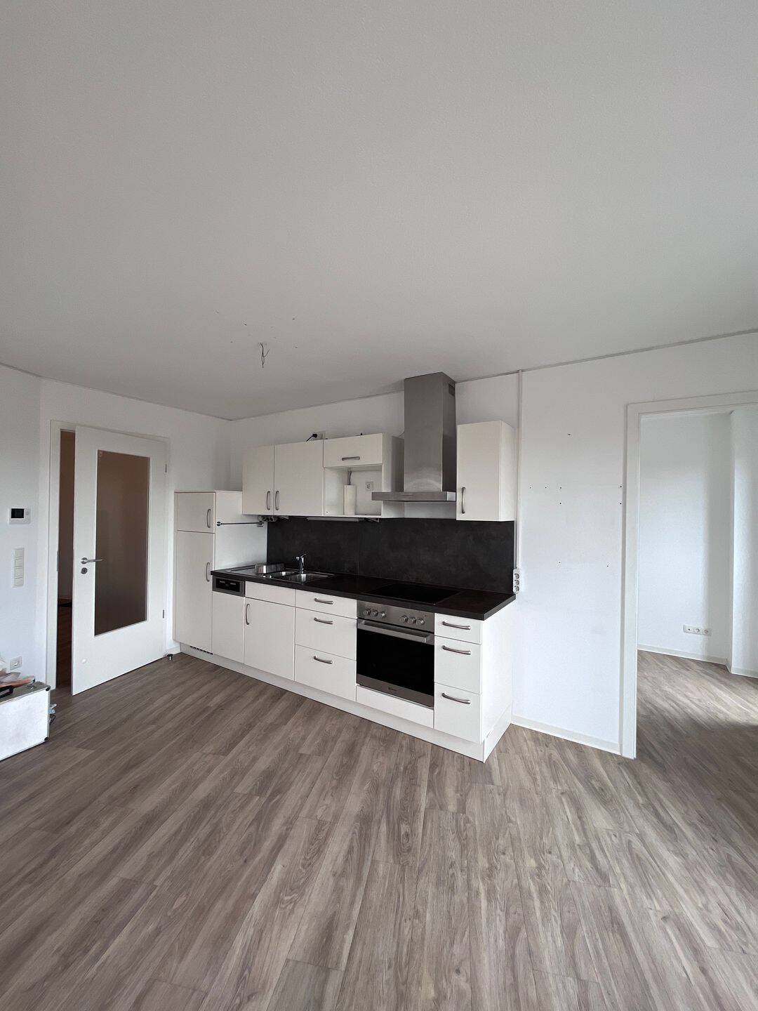 Seniorenwohnung direkt am Opernhaus: 2,5-Zimmer-Wohnung mit Loggia, Einbauküche und 24h-Service – Nürnberg – Vorschaubild 2