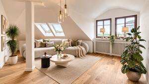Bezaubernde DG-Wohnung! Schöne, renovierte 2 Zimmer, Aufzug & bezugsfrei! Nahe der Altstadt!