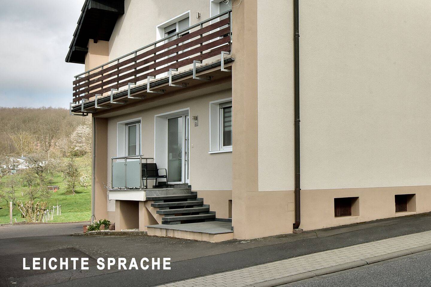 Das linke Haus von einem Doppel·haus in Mackenrodt ist zu verkaufen. - TEXT IN LEICHTER SPRACHE – Mackenrodt – Bild 1 von 9
