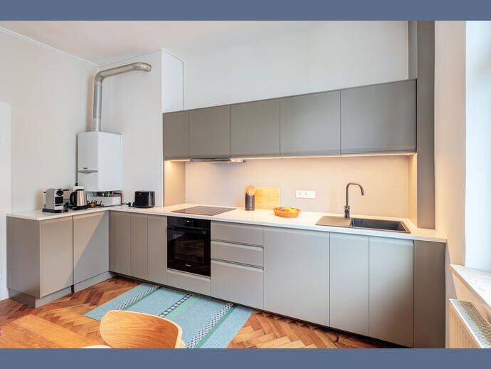 Möbliert: Großzügige Altbauwohnung mit viel Licht und klassischem Charme – München – Vorschaubild 7