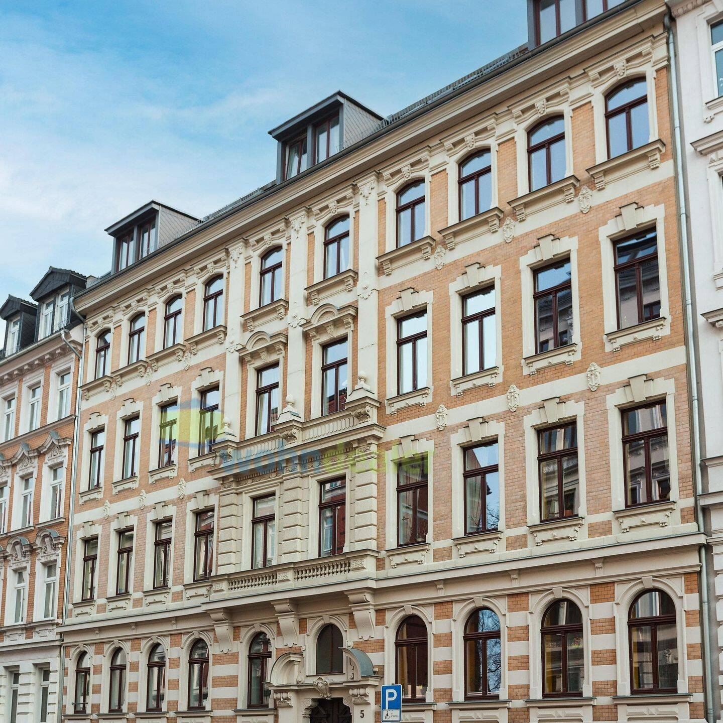Koffer packen & einziehen: Hochwertig kernsanierte 4-Zimmer-Altbau-Wohnung direkt am Friedenspark!