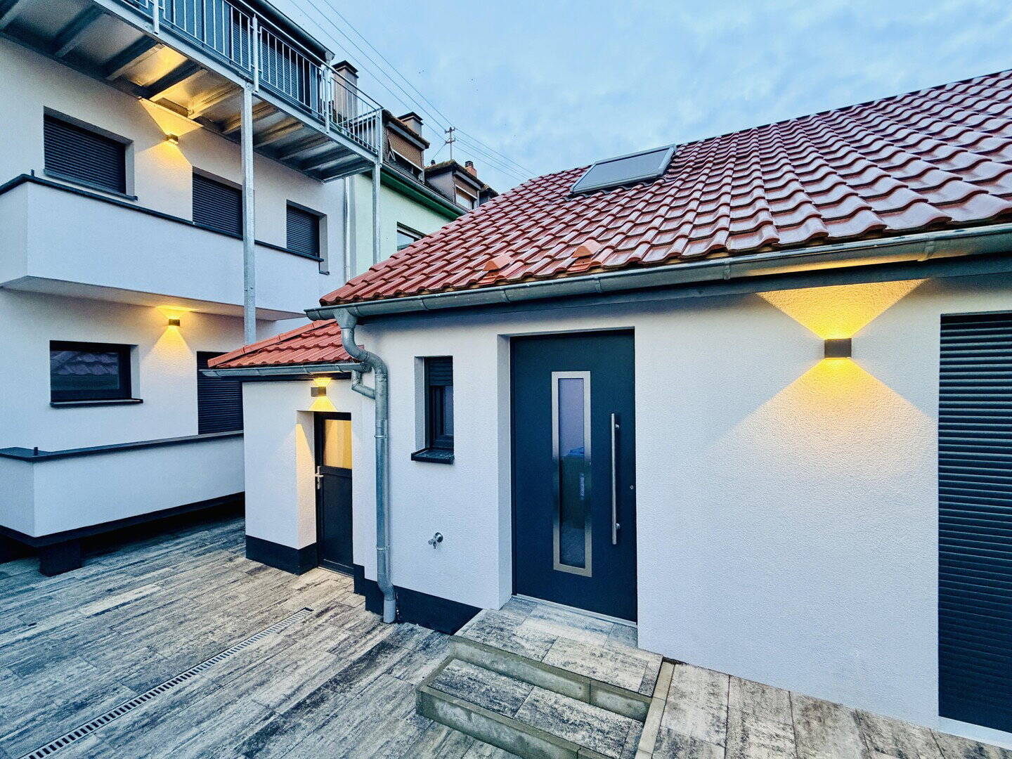 Top saniertes Mehrfamilienhaus mit vier komplett möblierten 2-Zimmer-Design-Apartments!