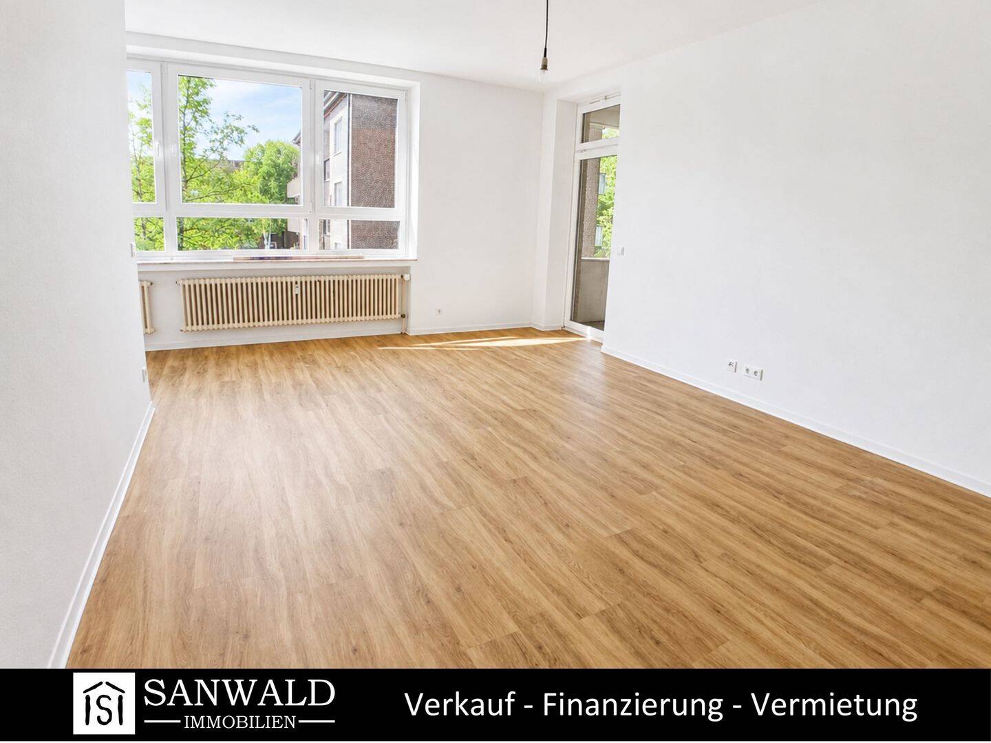 Modernes Apartment mit Balkon und Blick ins Grüne
