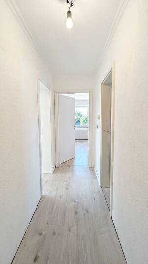 Schicke Dachgeschosswohnung mit Einbauküche in gepflegtem Wohnhaus! – 51145 Köln – Vorschaubild 3