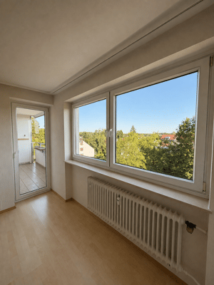 Bezugsfreie 2-Zimmer-Wohnung mit Balkon, Aufzug & Stellplatz