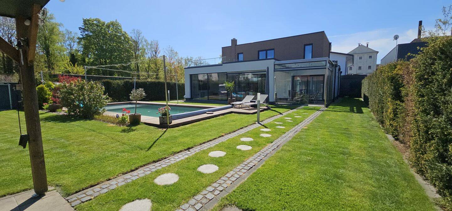 Exklusives Einfamilienhaus mit Swimmingpool und Boardinghouse (6 WE), Montagehalle im Gewerbegebiet