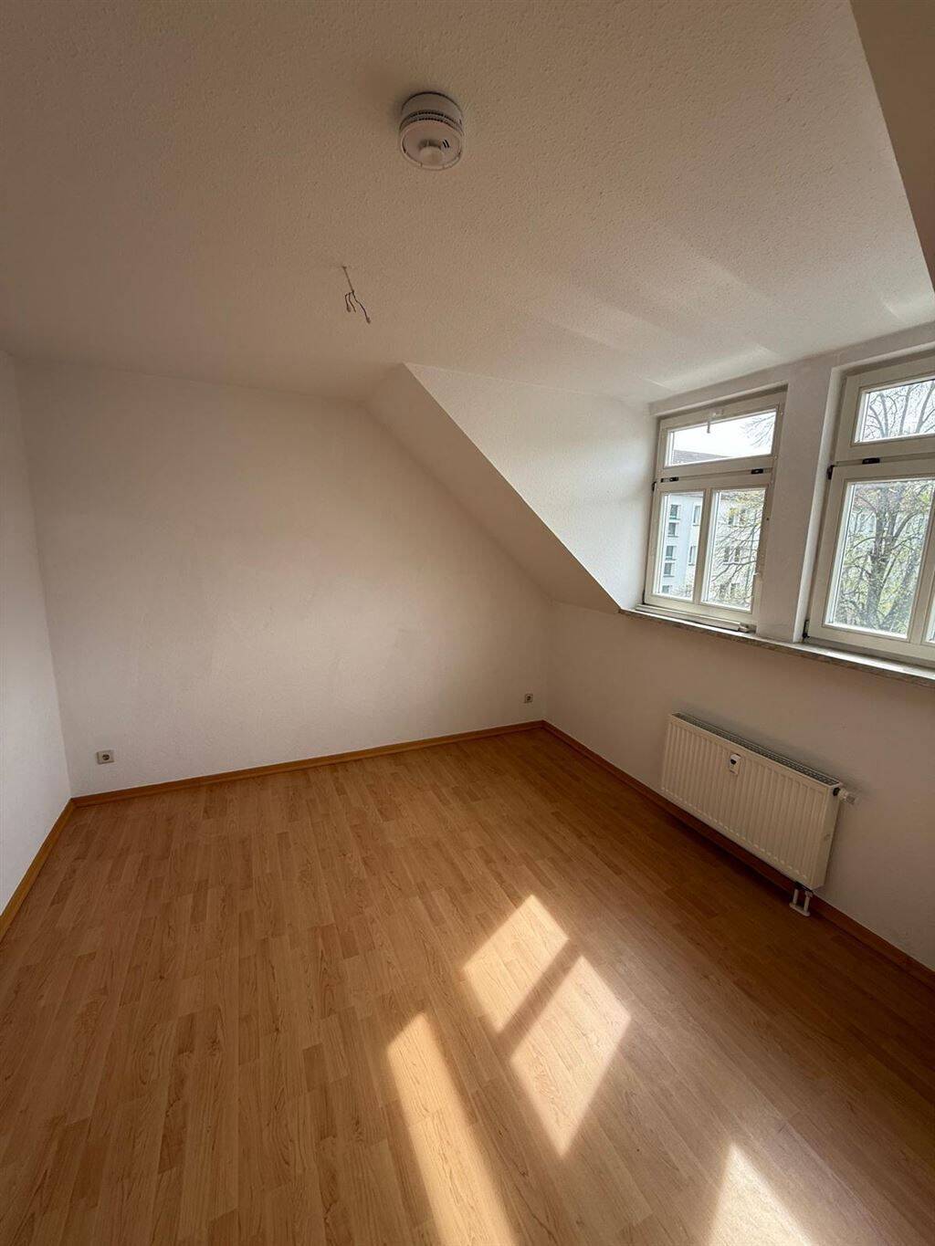 Günstige DG 2-Zimmer mit Wanne und Laminat in guter Lage! – Chemnitz – Vorschaubild 5