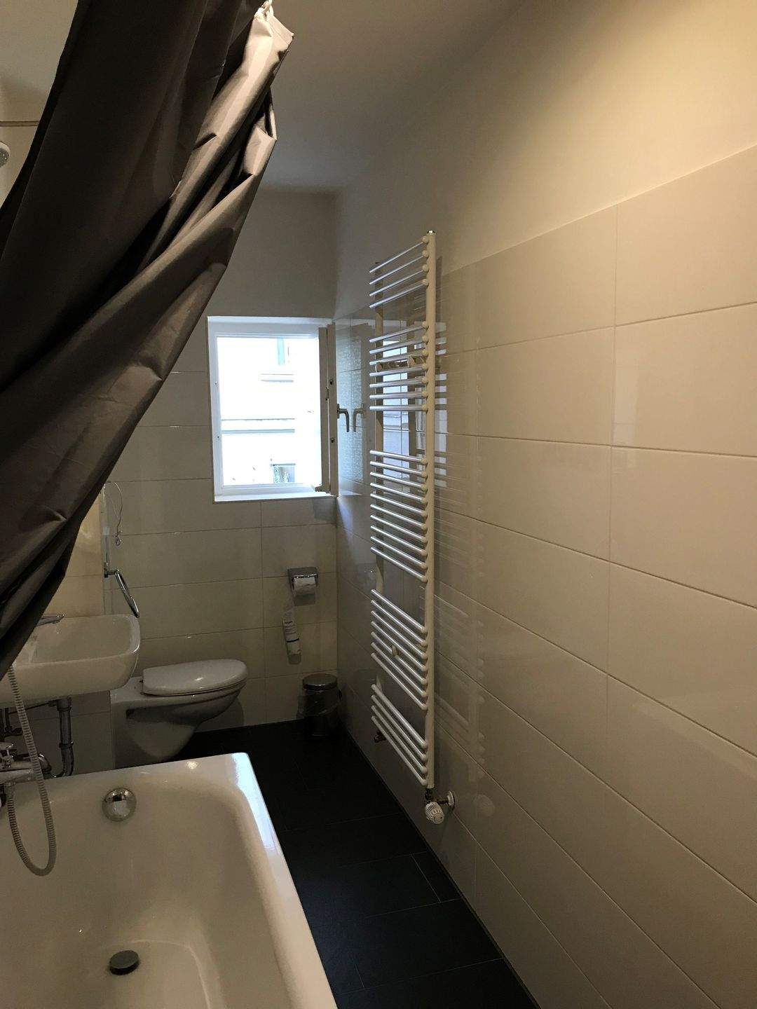 Möblierte 2,5-Zimmer-Wohnung mit Balkon und Einbauküche in Schwabing-West – München – Vorschaubild 3