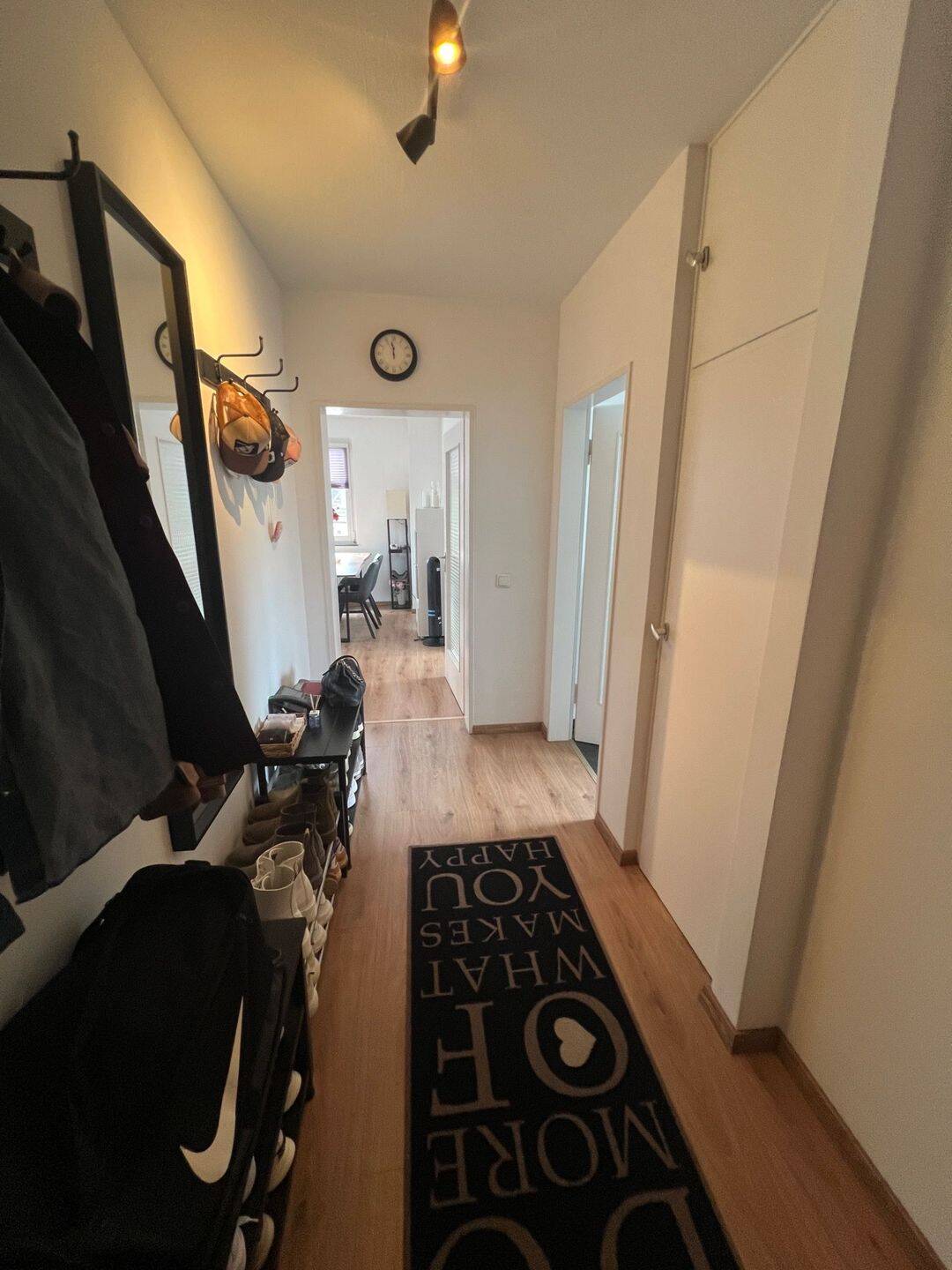 Helle Dachgeschoss-2-Zimmer-Wohnung mit viel Tageslicht in Köln – Köln – Vorschaubild 2