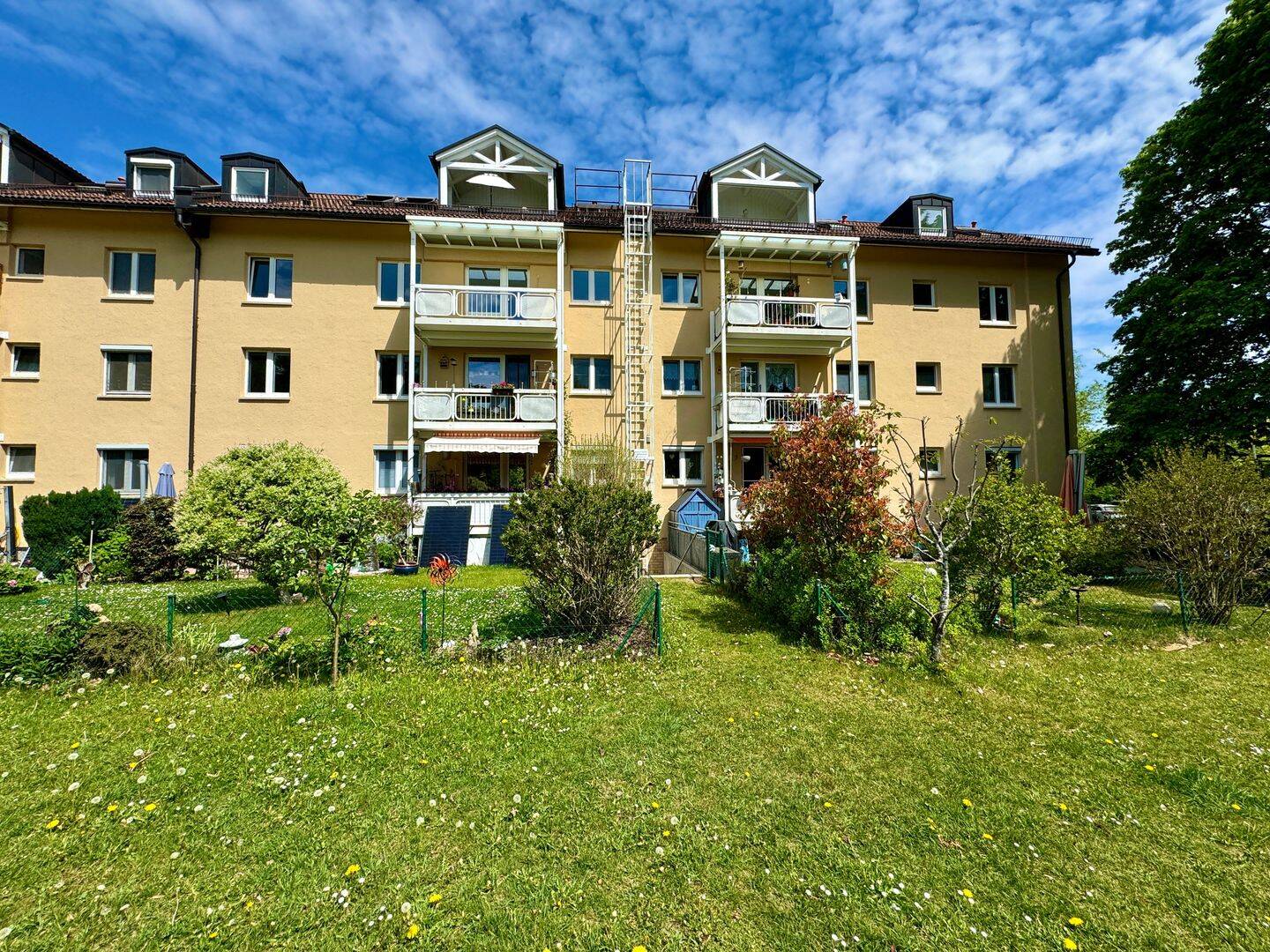 GROßZÜGIGE, HELLE 4-ZIMMER-WOHNUNG IM MODERNISIERTEN WOHNAUS IN FAMILIENFREUNDLICHER WOHNLAGE – München – Vorschaubild 2