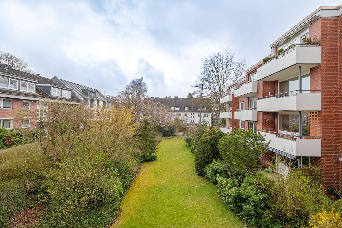 Kapitalanlage mit drei Zimmern, Balkon und TG-Stellplatz in Rissen | GLADIGAU