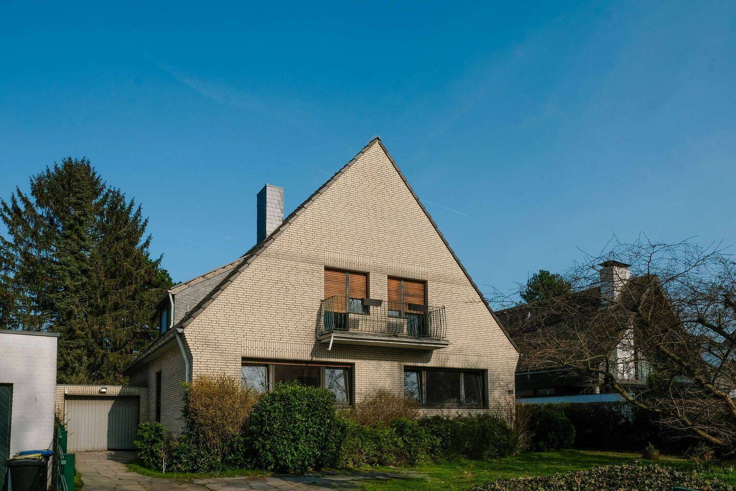 Raum für Visionen: Familienhaus mit großem Grundstück direkt am Rhein