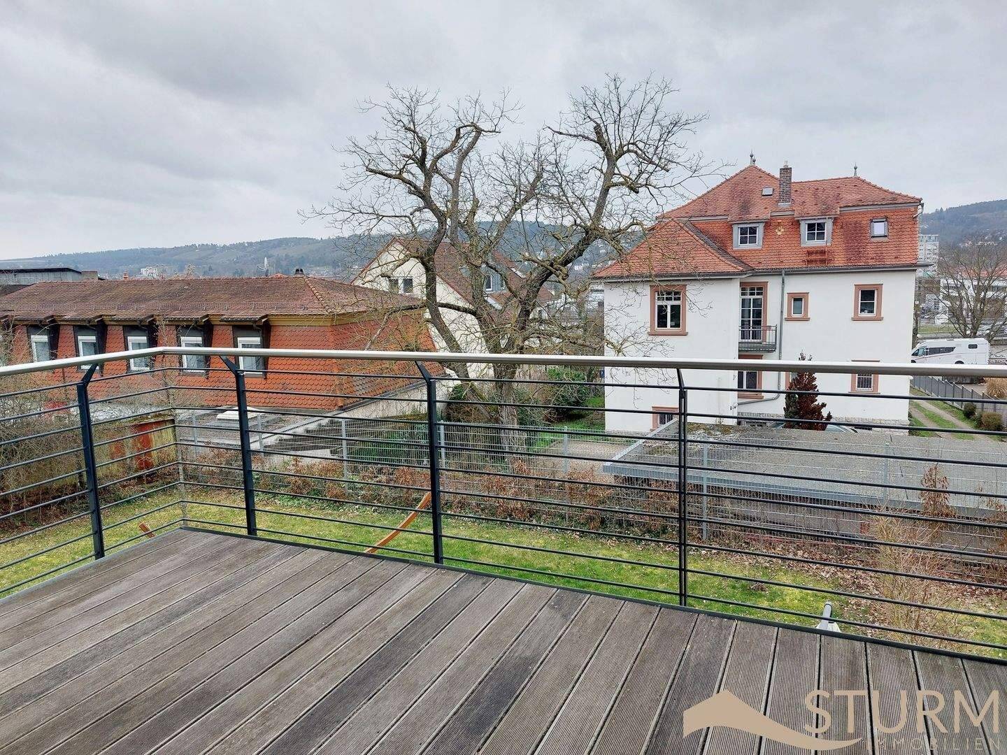 Sehr schöne, großzügig geschnittene 3-Zimmer-Wohnung mit Balkon, Einbauküche und 2 Stellplätzen - super Lage! – Würzburg – Vorschaubild 4