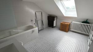 Voll möblierte 2-Zimmer-Dachgeschosswohnung mit Dachterrasse und PKW-Stellplatz in Köln-Pesch – optional mit Büro-/Hobbyfläche und Garten – 50767 Köln – Vorschaubild 6