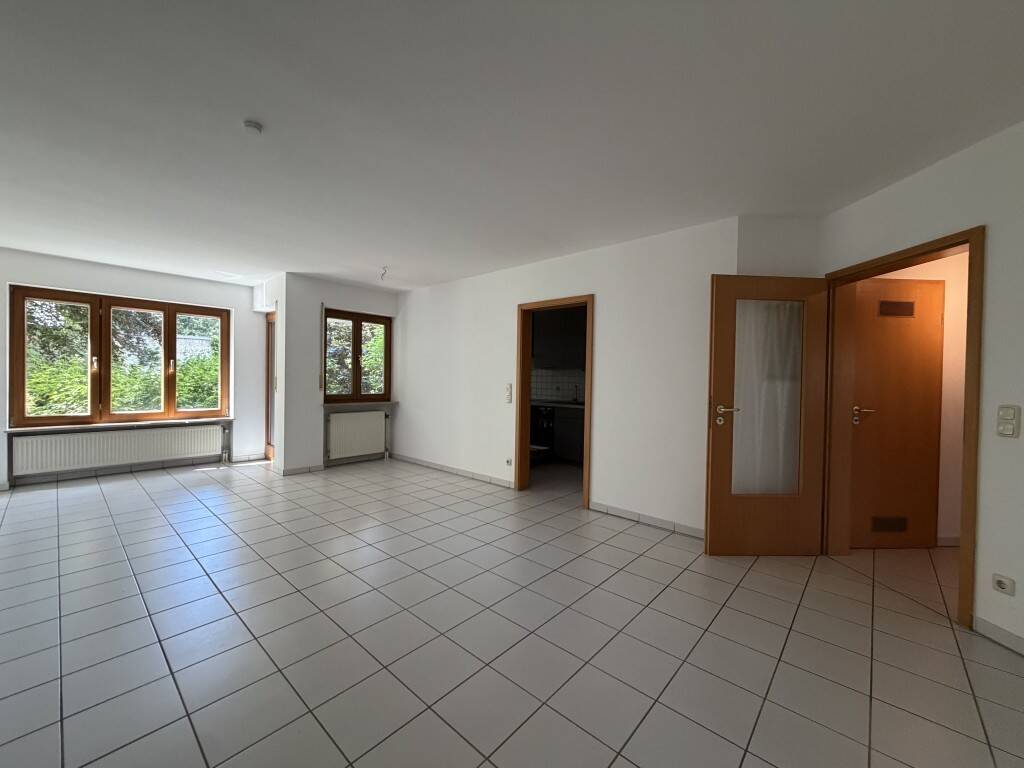 Zentral und ruhig wohnen: Sehr schöne 2-Zimmer-Wohnung mit Einbauküche und Terrasse
