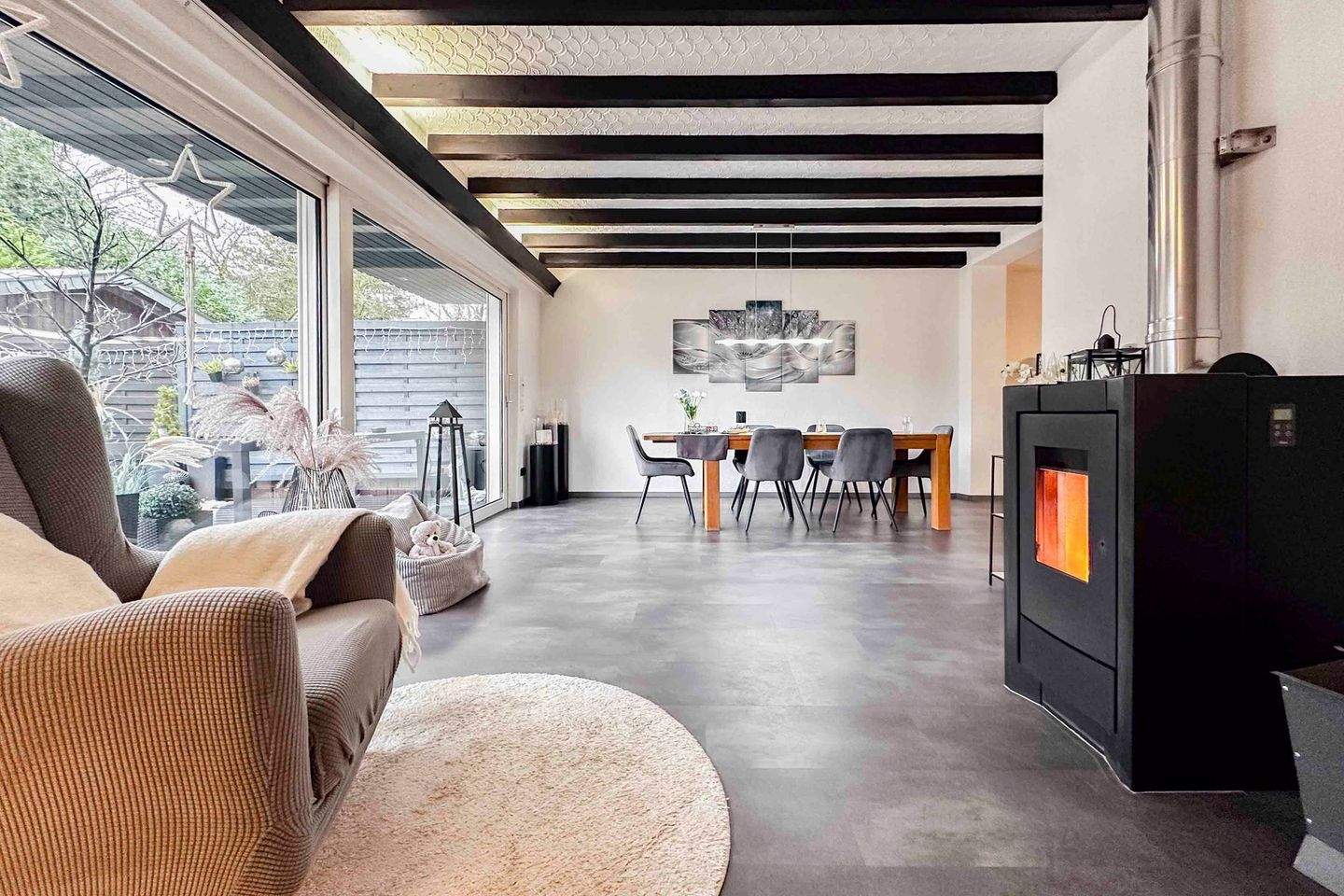 Exklusive DHH in Essen - Stilvoll modernisiert mit Kaminofen, Sauna und Gartenidylle – Essen – Bild 1 von 9