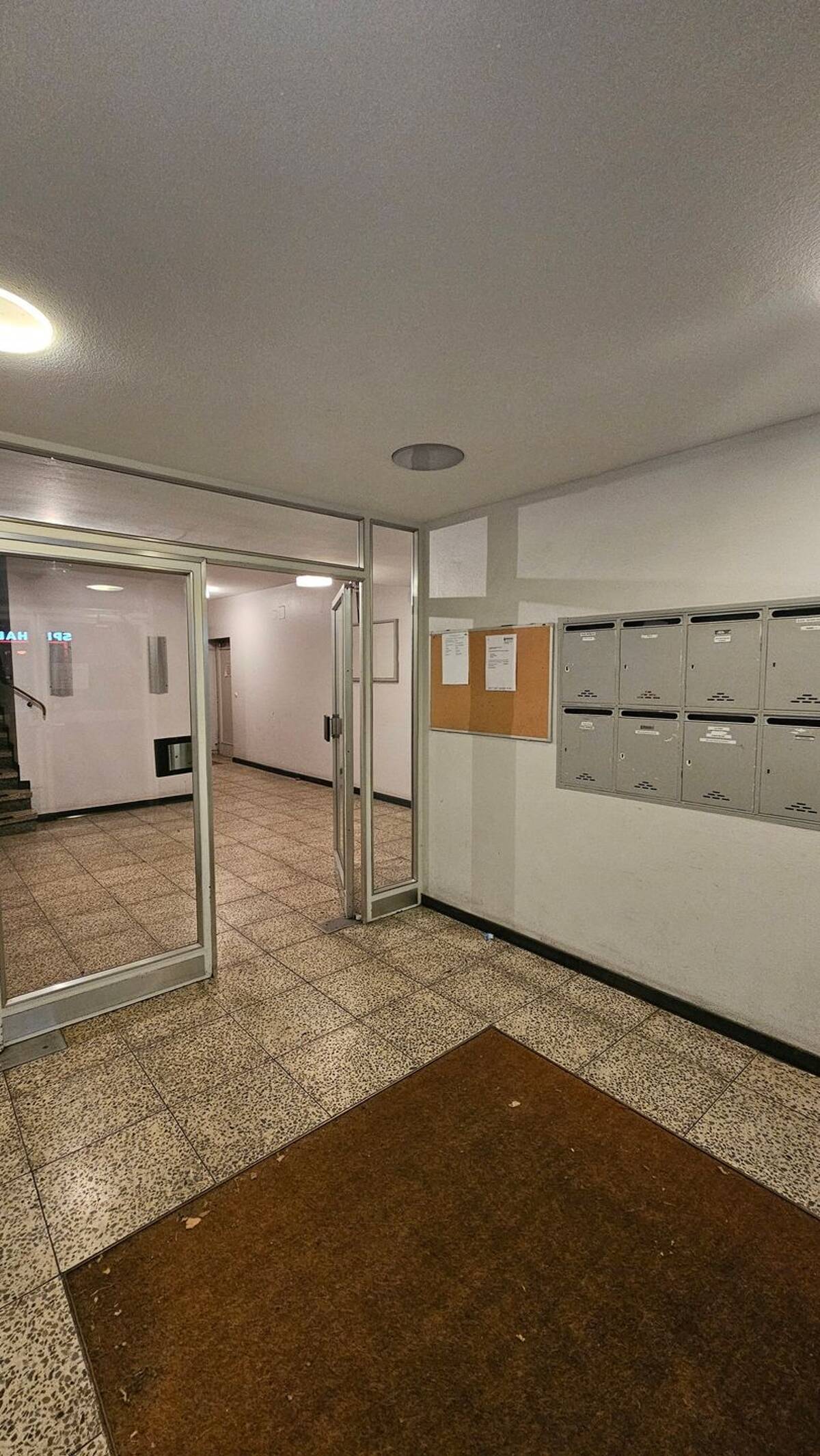Neu renovierte 2,5-Zimmer-Wohnung mit Aufzug in bester Lage von Duisburg-Duissern – 47058 Duisburg – Bild 1 von 9