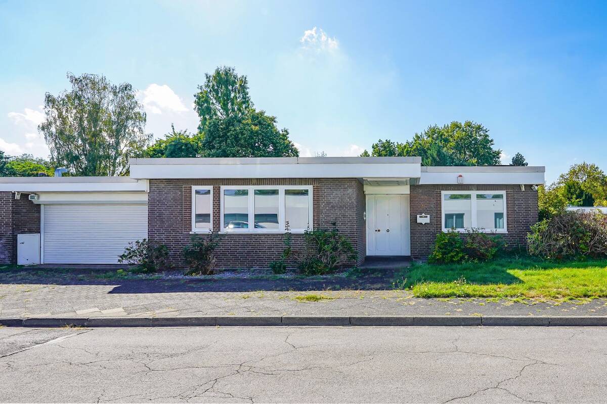 Bungalow im Dichterviertel - Stockum mit uneinsehbarem Garten und Swimmingpool im Haus – 40474 Düsseldorf – Bild 1 von 9