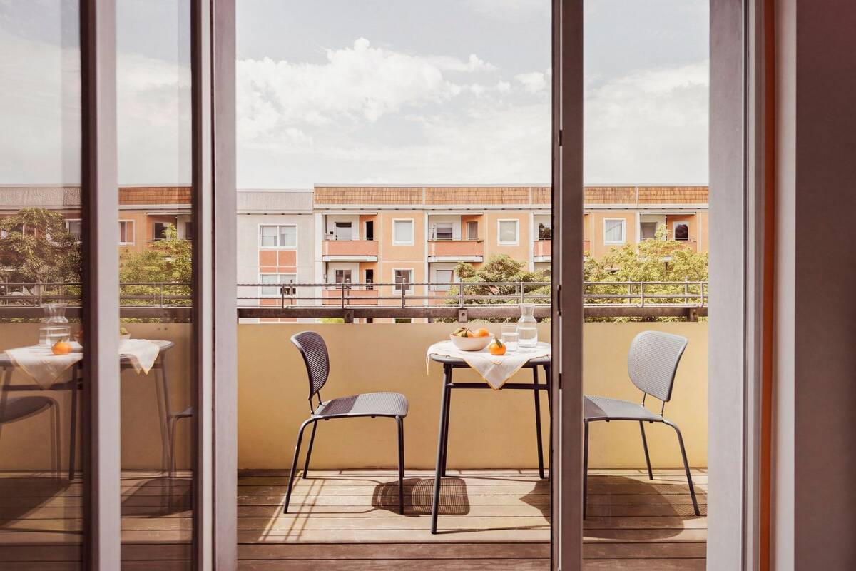 Über den Baumkronen - helle Zweizimmerwohnung mit Südwestbalkon & Aufzug – 10243 Berlin – Bild 1 von 9