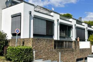 Wunderschön Leben an den Rheinauen im histor. Fronhof! Großzügiges Mittelhaus mit Dachterrasse! – 40589 Düsseldorf – Vorschaubild 2