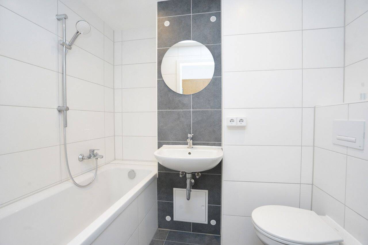 Modernes Bad / Balkon / Aufzug – Chemnitz – Vorschaubild 2