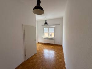 Helle 4,5-Zimmer-Wohnung mit Parkett und Küche auf 89 m² im 1. Stock in Frankfurt – 60599 Frankfurt am Main – Vorschaubild 2