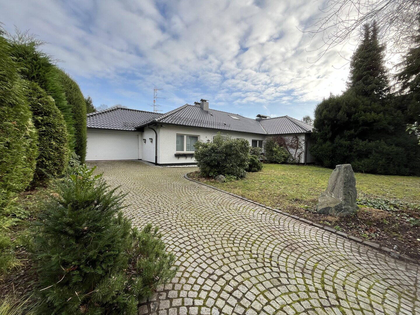 Solinger Unternehmer Villa in sehr schöner Lage – Solingen – Bild 1 von 9