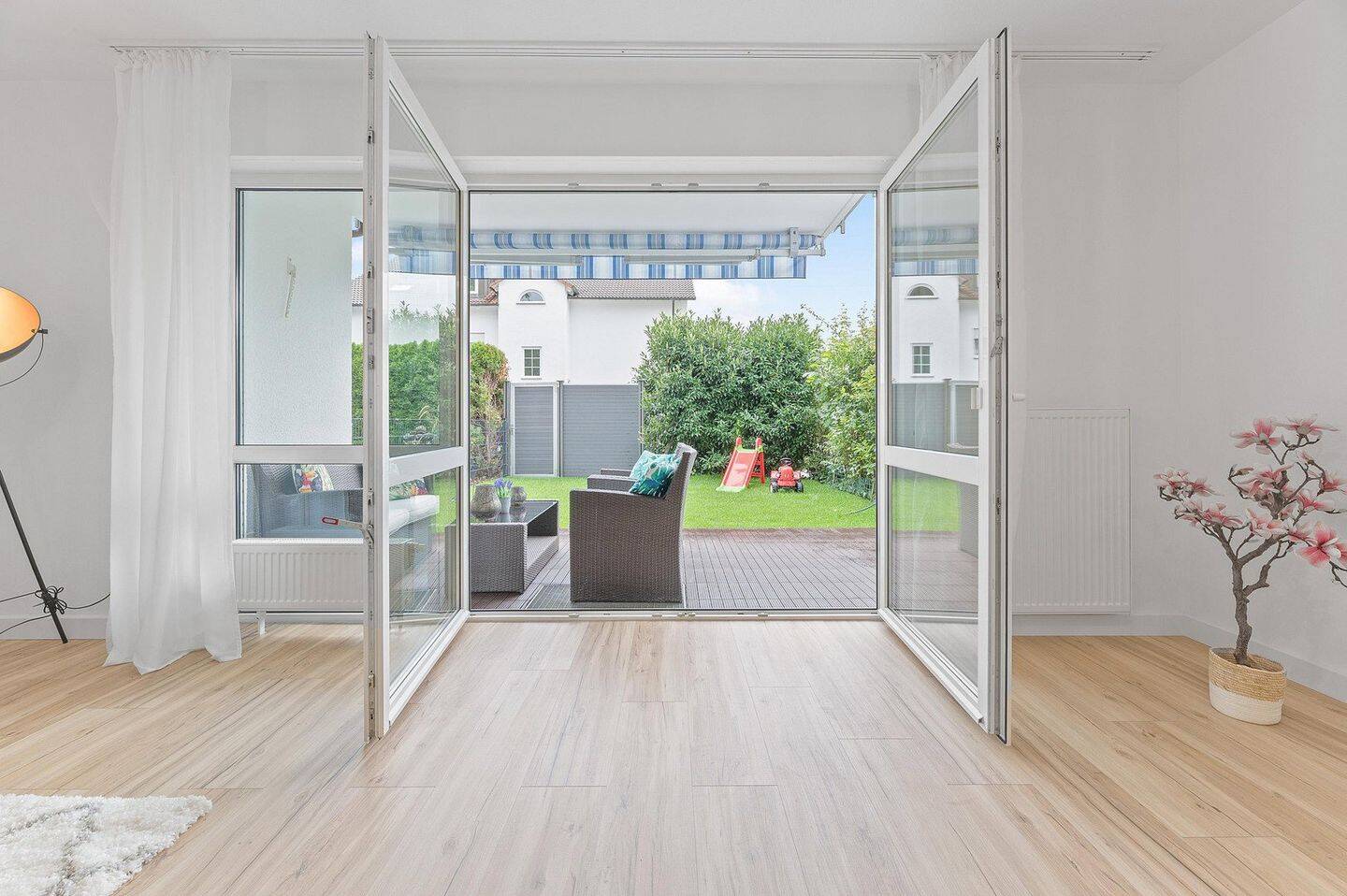 Lass die Sonne rein: Bezugsfreies Reihenhaus in Nürtingen-Enzenhardt frisch renoviert – Nürtingen – Bild 1 von 9