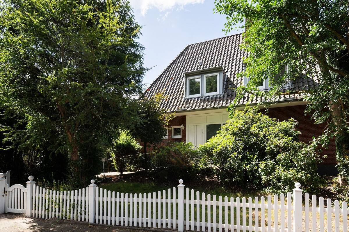 Stilvolles Einfamilienhaus mit Sauna, großem Grundstück und modernisierter Technik in Oberneuland – 28355 Bremen – Bild 1 von 9
