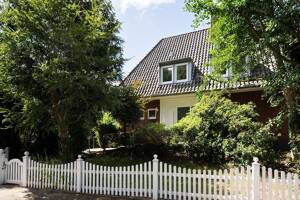 Stilvolles Einfamilienhaus mit Sauna, großem Grundstück und modernisierter Technik in Oberneuland