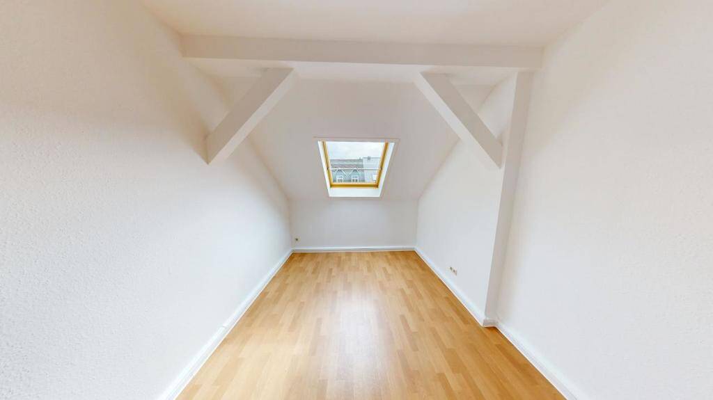 Charmante Dachgeschosswohnung mit Einbauküche – Chemnitz – Vorschaubild 4