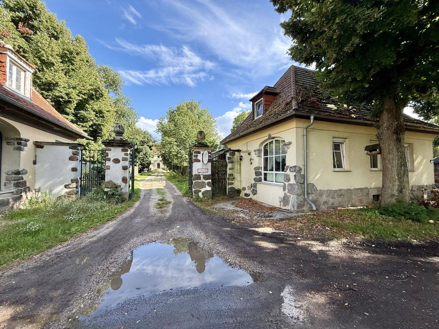Für Käufer mit Blick für Potenzial: Besonderes Haus auf Schlossareal mit viel Entwicklungsspielraum