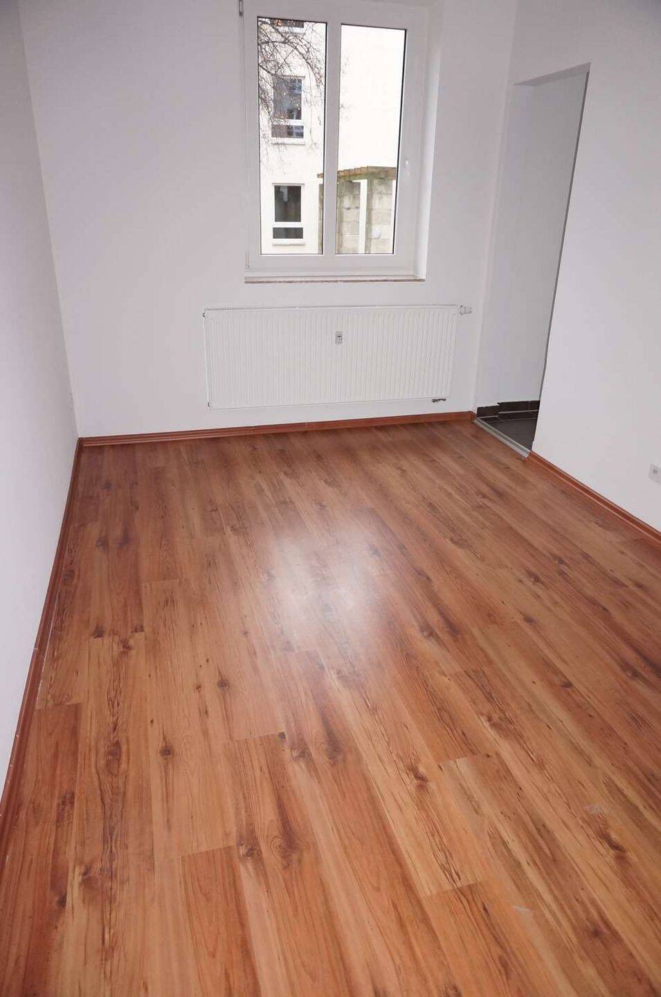 Mieter ab 1.8. gesucht / Laminat / Bad mit Dusche / Uni-Nähe