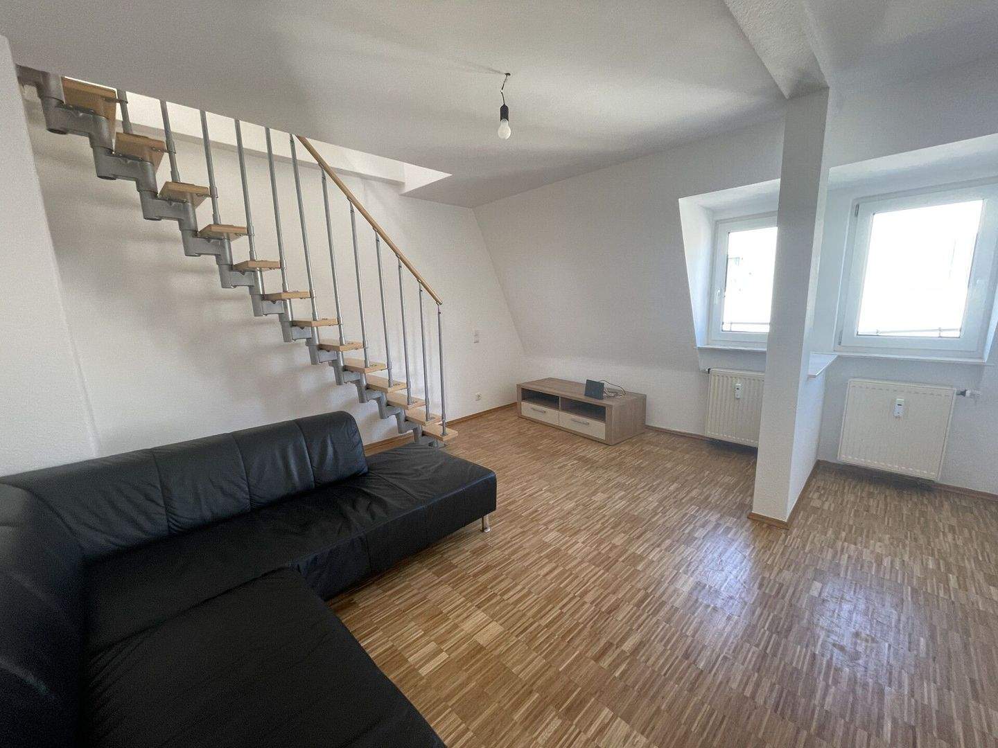 Befristet, teilmöbliert: DG-Maisonette mit 4 Zimmern, EBK, Nähe U-Bahn – Stuttgart – Vorschaubild 3