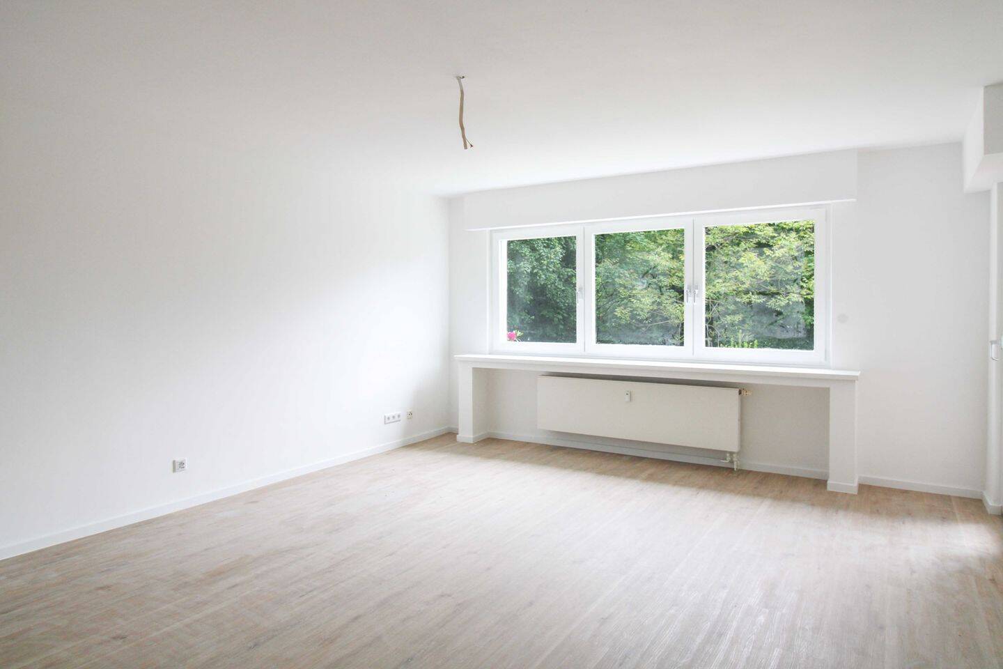 Frisch renovierte 2,5-Zimmer-Wohnung mit Loggia & Garage – Essen – Vorschaubild 3