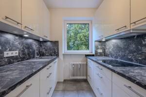 Sofort bezugsfrei! Renovierte 3-Zi-ETW im ruhigen Innenhof, mit Balkon, EBK und guter Infrastruktur – 81475 München – Vorschaubild 3