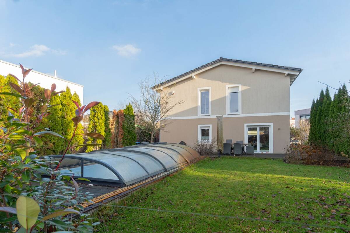 Moderne, möblierte Stadtvilla in familienfreundlicher Nachbarschaft mit Südgarten und Pool – 13127 Berlin – Bild 1 von 9