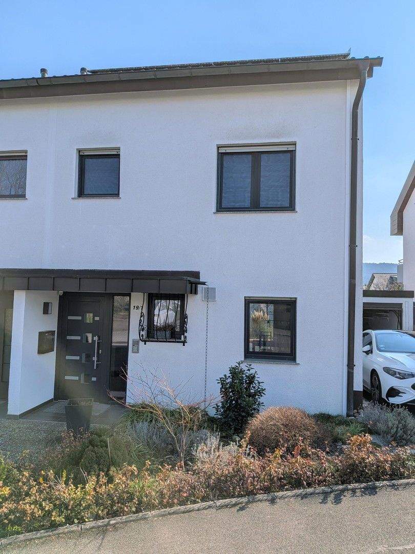 Provisionsfrei: Sanierte DHH in Leonberg-Ezach inkl. EBK – Leonberg – Bild 1 von 9