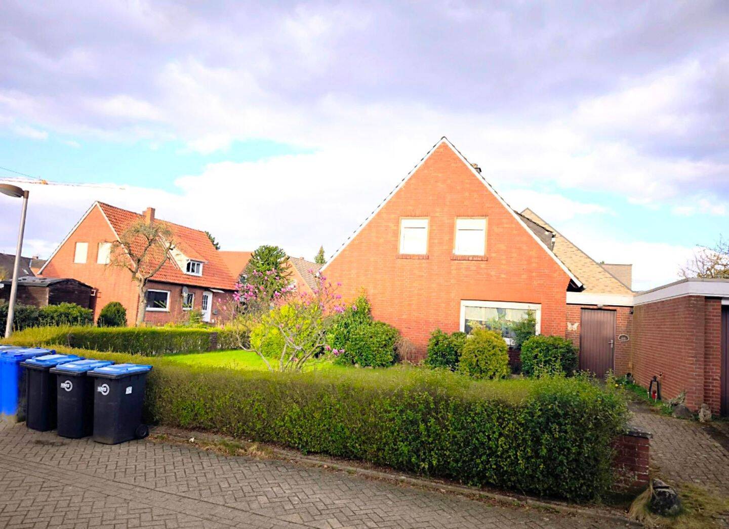 RESERVIERT Solides 1-2 Familienhaus in Heukampstannen: Attraktives Eigentumsgrundstück 430m² mit 2 Wohneinheiten und insgesamt 137m² Wohnfläche. – Lingen (Ems) – Vorschaubild 2