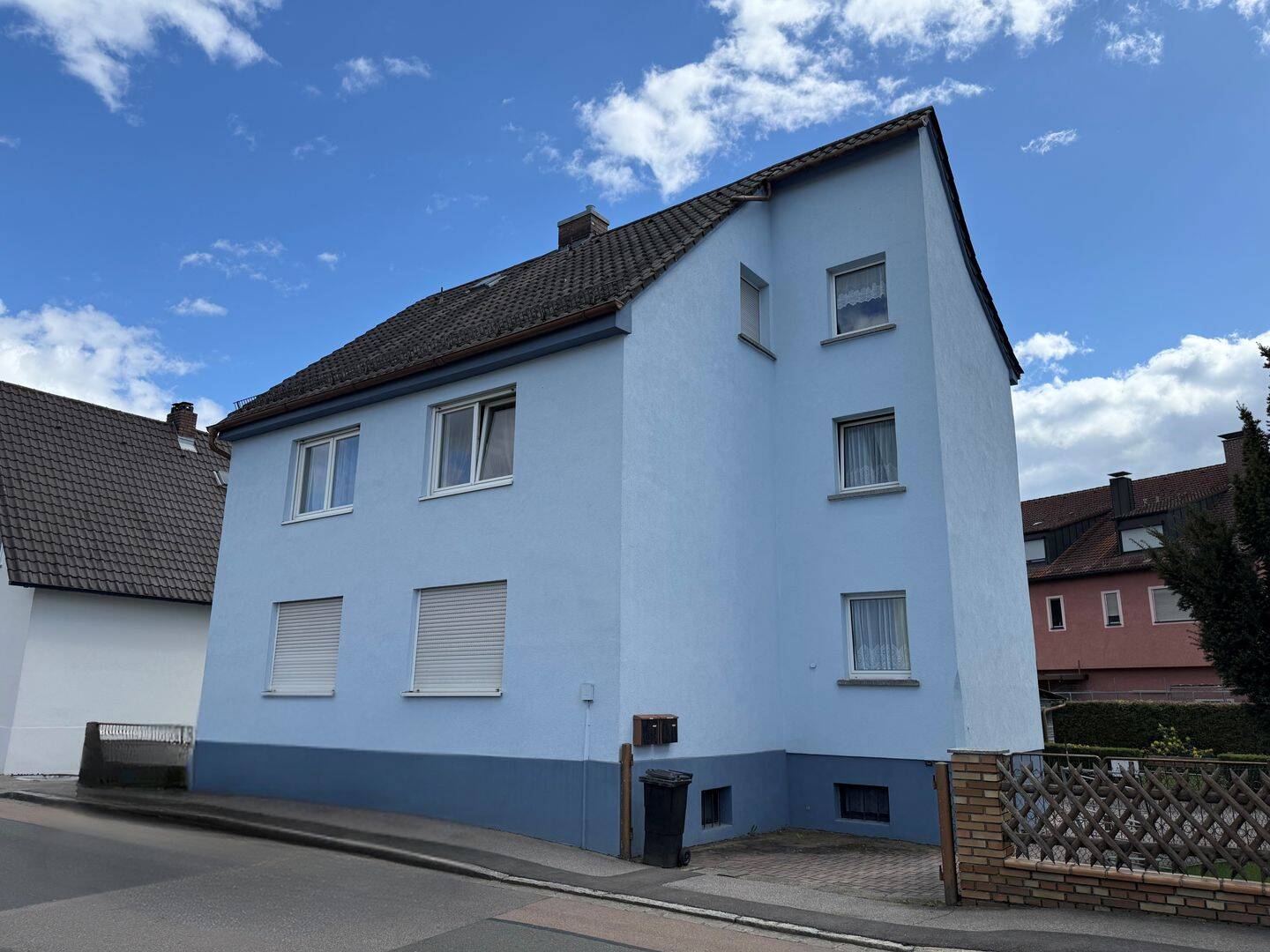 Renovierungsbedürftiges Zweifamilienhaus in Schwandorf – Schwandorf – Bild 1 von 9