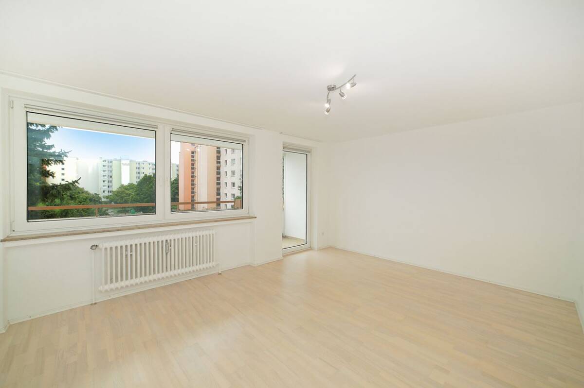 Wohnen direkt am Ostpark: Helle, renovierte 3-Zimmer-Wohnung mit zwei Südbalkonen und Weitblick. – 81735 München – Bild 1 von 9