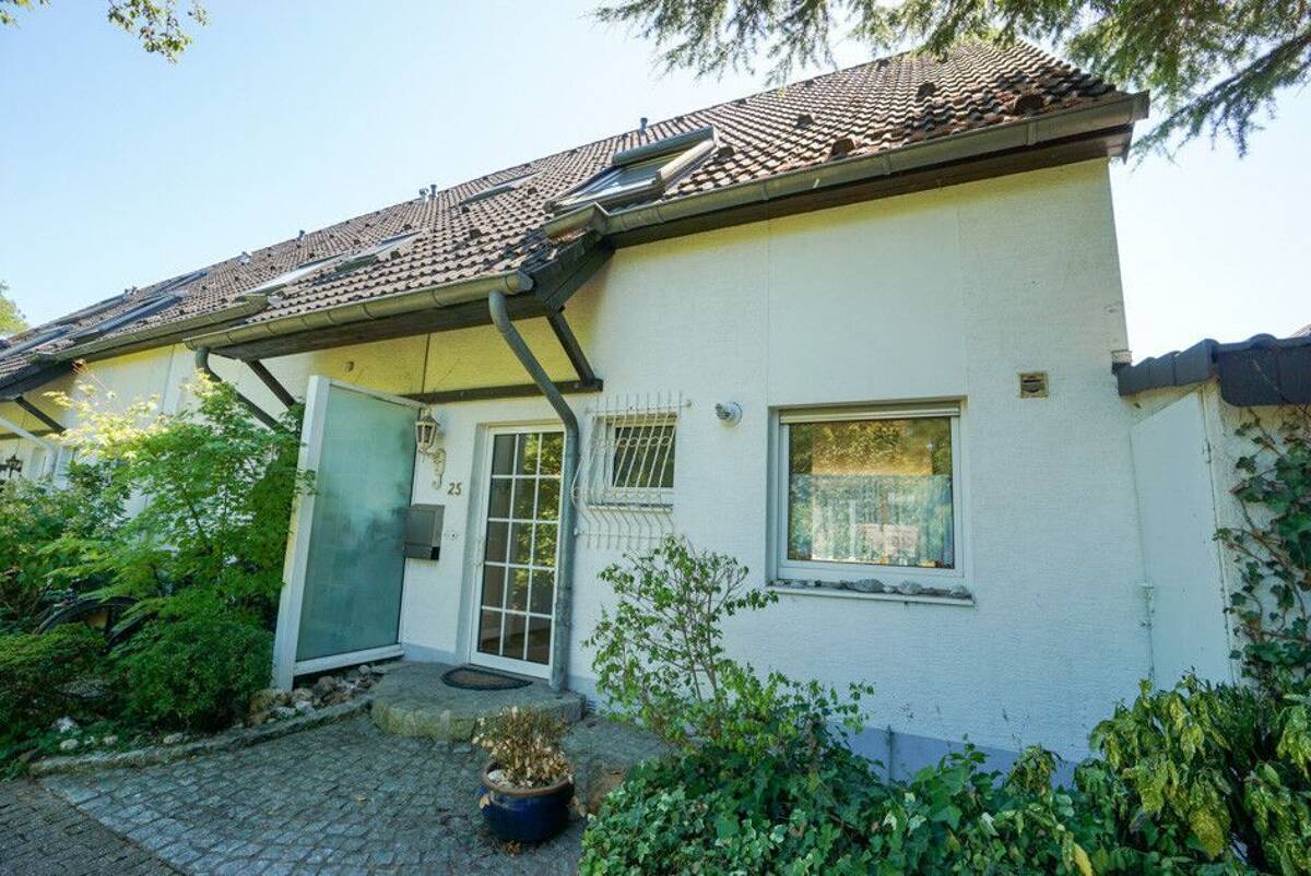 Düsseldorf-Lichtenbroich: Reihenendhaus in familienfreundlicher Lage – 40472 Düsseldorf – Bild 1 von 9