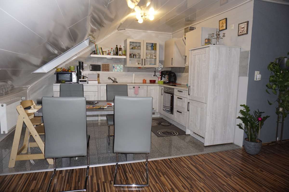 Sehr gepflegtes, renoviertes 3-FH mit 5 Balkons und wunderschönem Fernblick, 3 Garagen mit Stellplät – Pirmasens – Vorschaubild 5