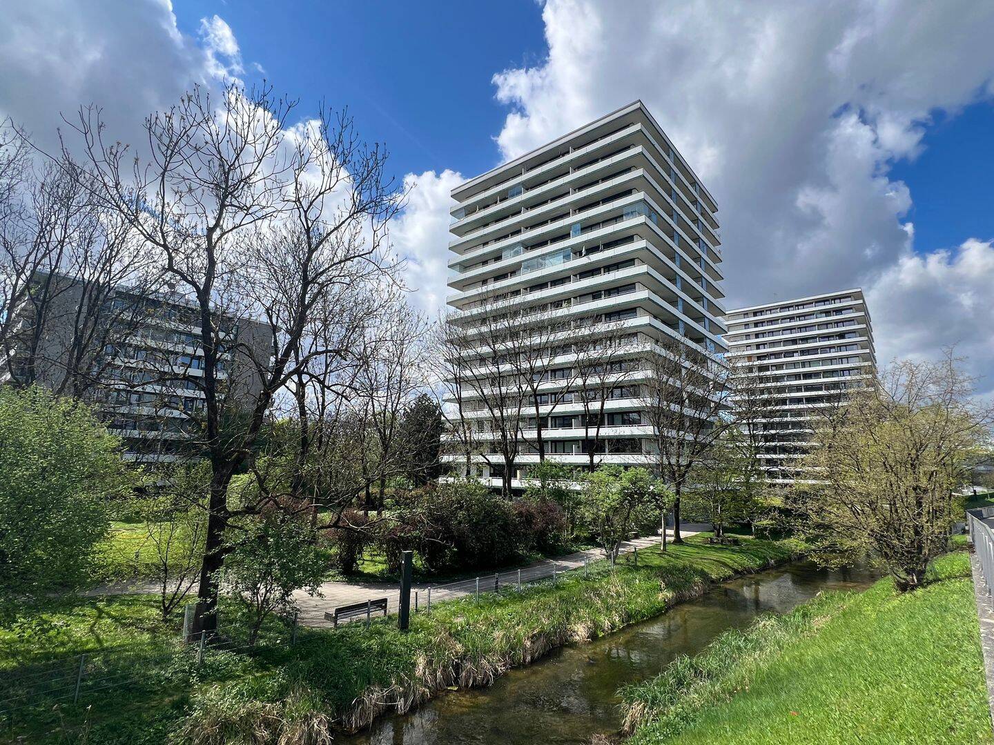 Helle und gepflegte 2-Zi.-Wohnung im 5. OG am Petuelpark in Schwabing-West – München – Vorschaubild 2