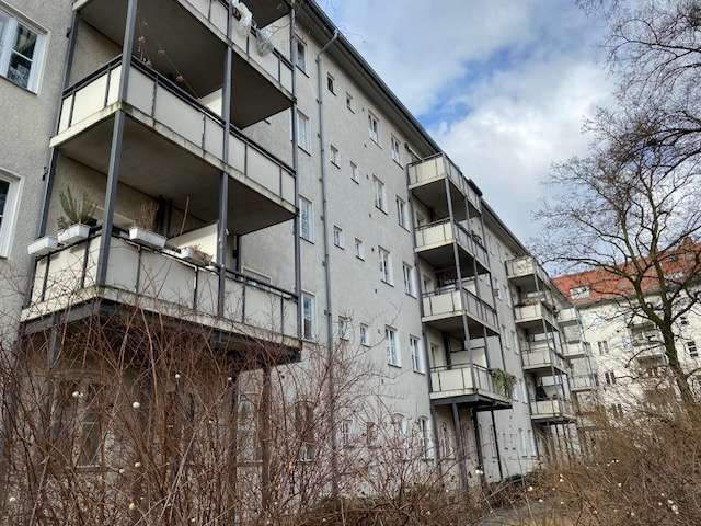 Wohnen im Malerviertel/Altbauwohnung mit Balkon, EBK, Wannenbad + DG-Ausbaupotenzial – Berlin – Vorschaubild 2