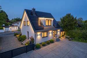 Naturidylle trifft XXL-Freiraum: Einfamilienhaus mit riesiger Hobbyhalle in Krefeld-Verberg! – 47802 Krefeld – Vorschaubild 2
