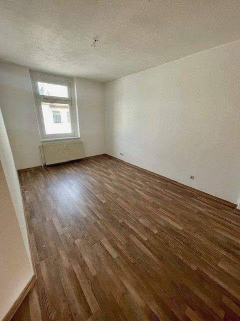 Wohnen in gemütlicher 3-Raum Dachgeschoss-Wohnung mit Einbauküche. – Magdeburg – Vorschaubild 5