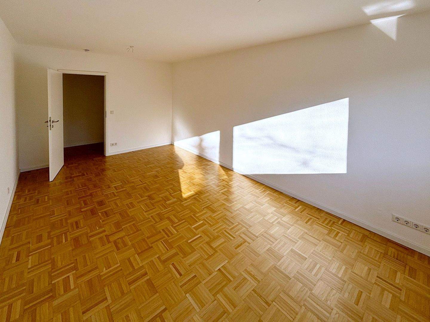 NAHE MÖGELDORFER PLÄRRER UND TIERGARTEN: 2-ZIMMER-ETW MIT SÜDLOGGIA, EBK UND 2 AUSSEN-STELLPLÄTZEN – Nürnberg – Vorschaubild 7