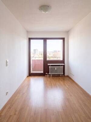 2 Zimmer-Wohnung mit Schwarzwaldblick. Lichtdurchflutete Zimmer, Balkon mit Doppelzugang und Tiefgarage in Freiburg